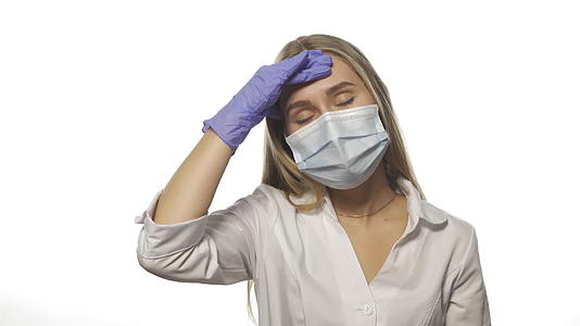 戴医用口罩的护士过度劳累视频的预览图