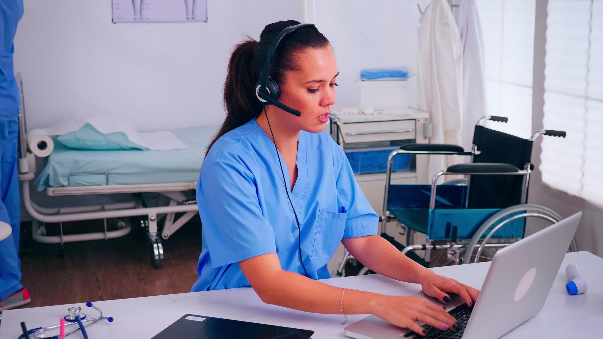 接线员在网上与使用耳机的患者交谈视频的预览图