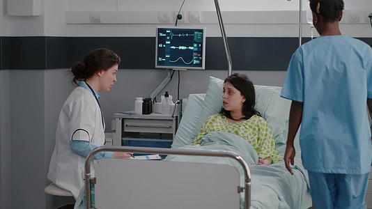 护士帮助病人舒适地坐在医院病房里视频的预览图