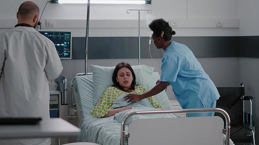 在生病康复期间医生在病妇床旁边视频的预览图