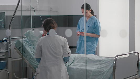 患者躺在床上与氧气管一起讨论疾病症状视频的预览图
