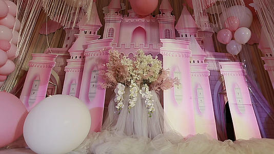 城堡婚礼视频的预览图