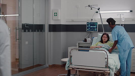 帮助病人舒适地坐在医院病房医院病房视频的预览图