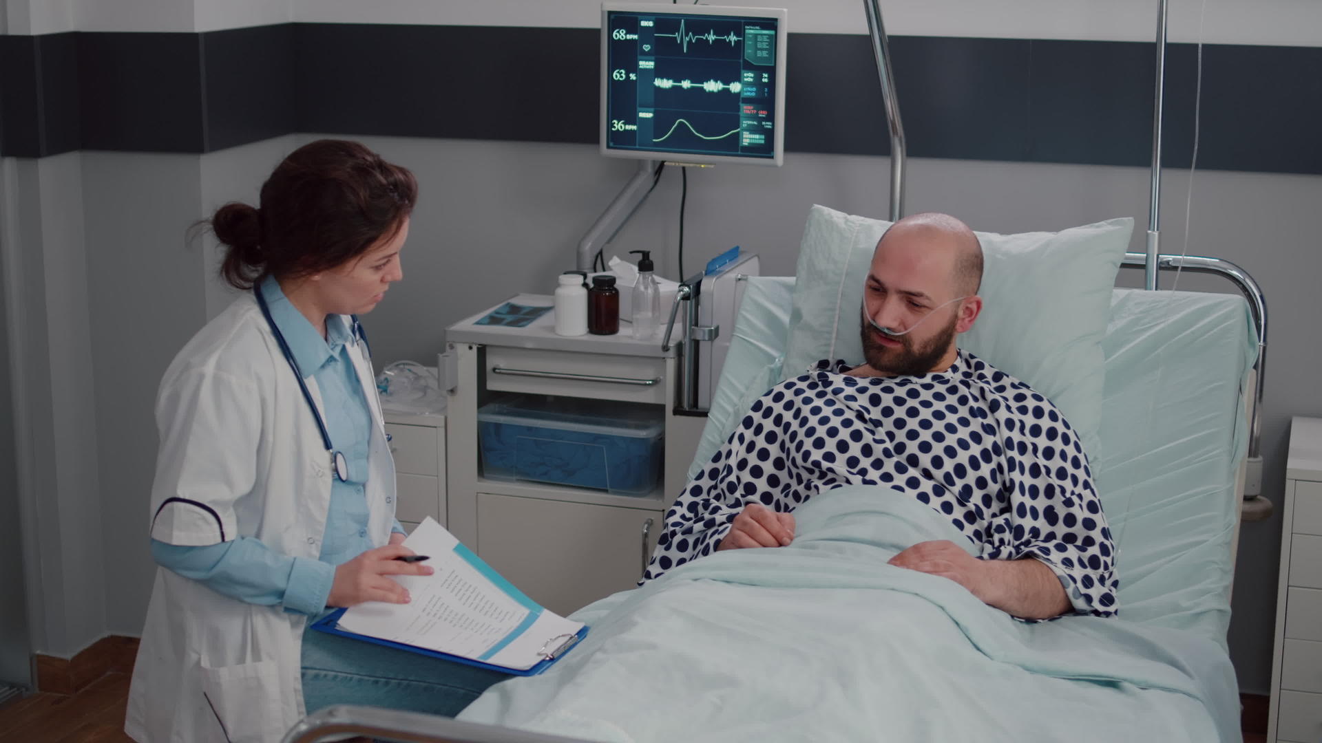 医院病房护士和病人视频的预览图