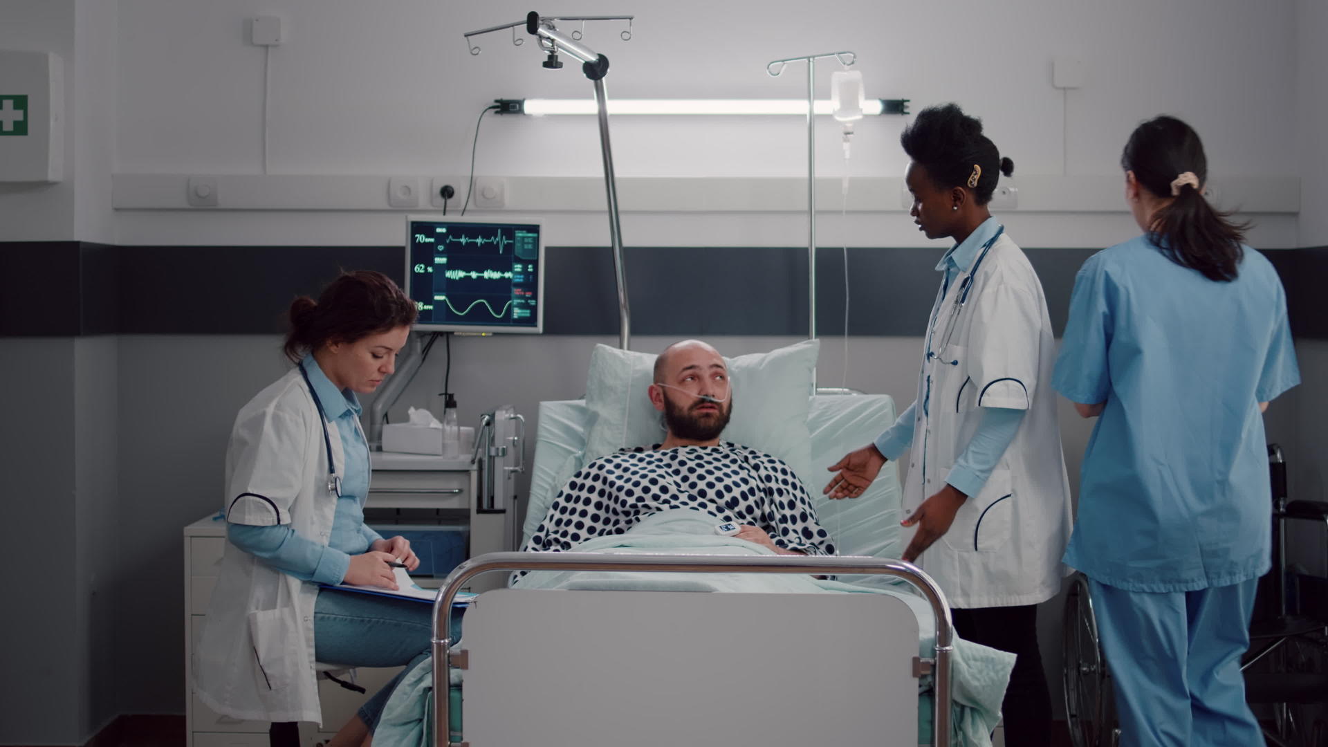 患者在康复期间卧床休息时与医生讨论视频的预览图