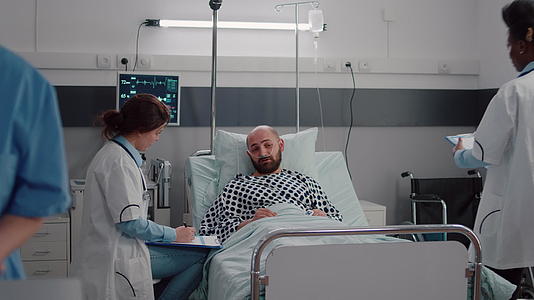 医生检查病人检查疾病症状视频的预览图