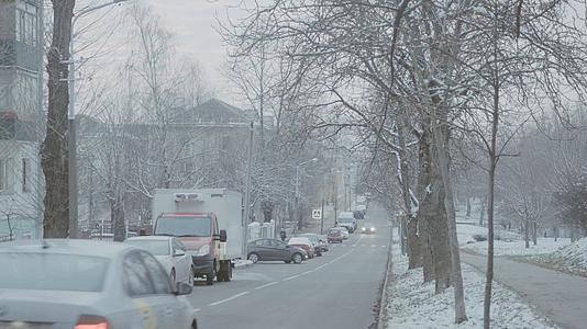 极寒天气暴风雪过后的城市交通视频的预览图
