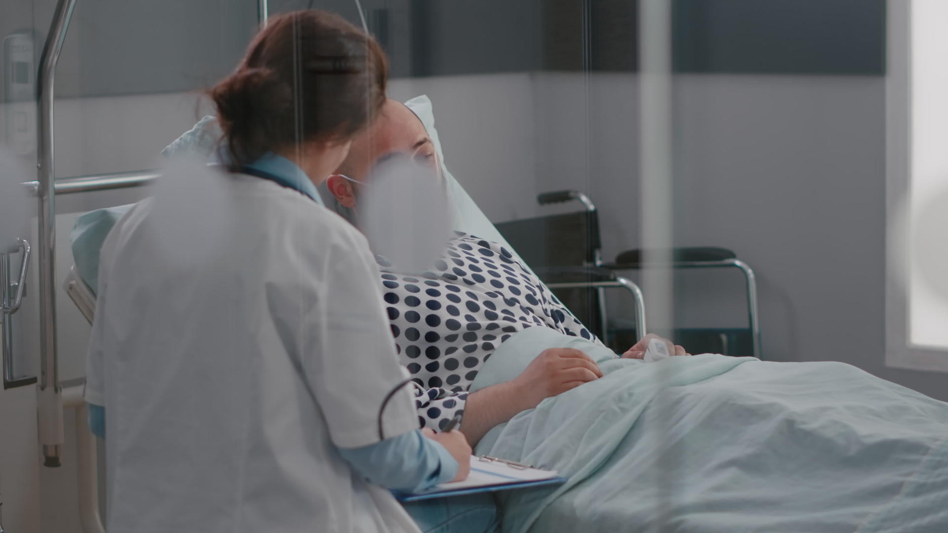 专业医生医院病房护士和病人视频的预览图