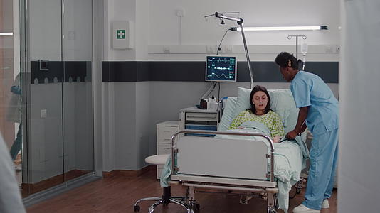 Afro在医疗康复期间美国护士安排患病妇女的床位视频的预览图