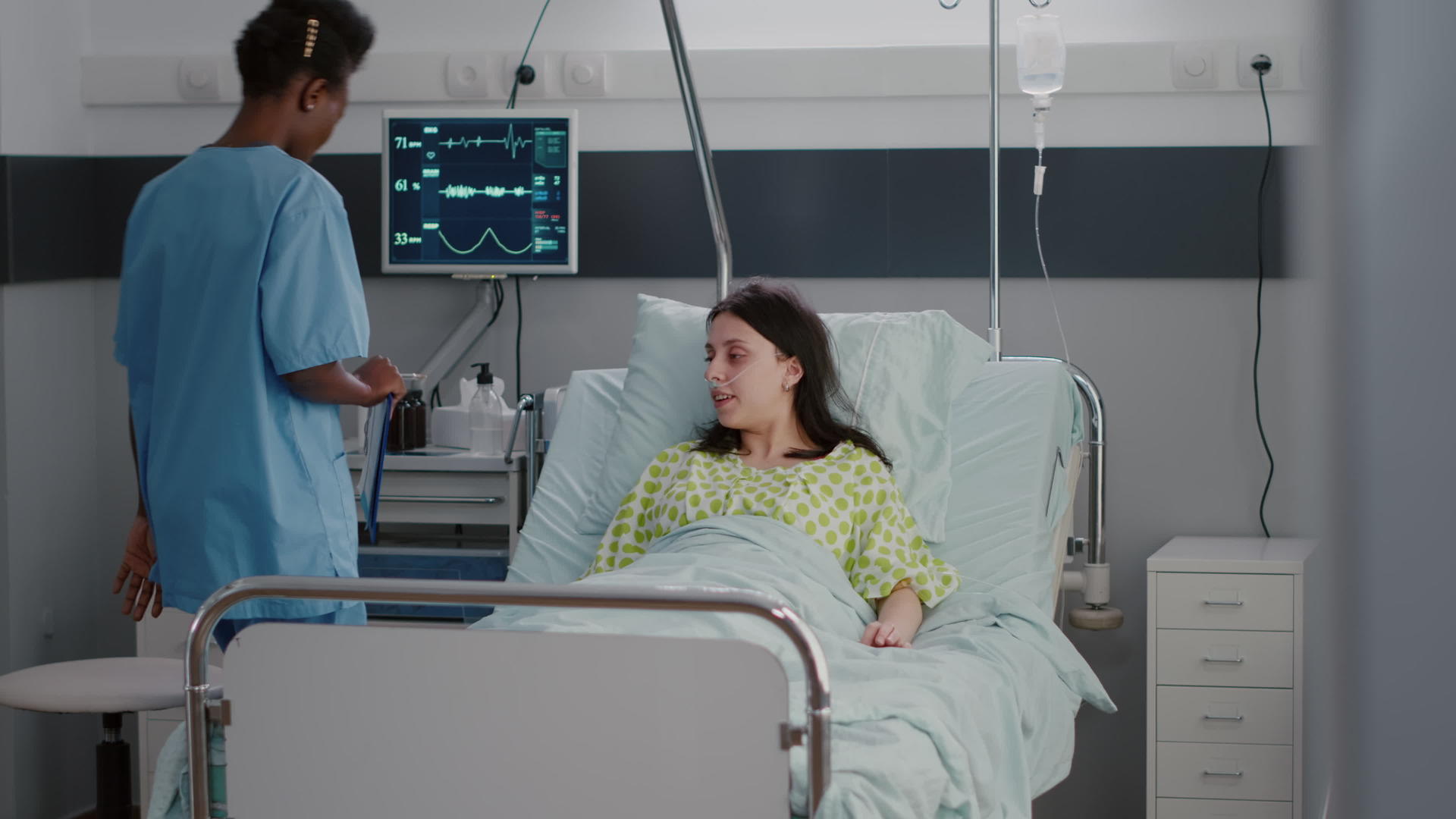 医院病房护士和病人视频的预览图