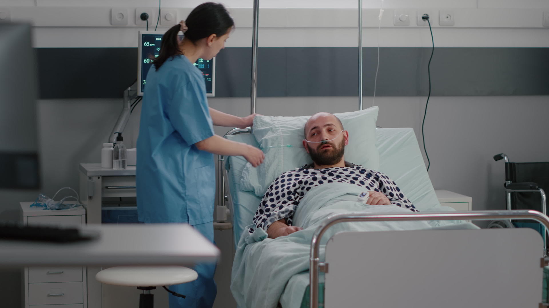 在疾病康复期间医生助理为患者安排床位视频的预览图
