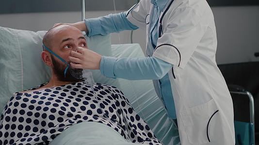 病人坐在床上女医生用氧气罩视频的预览图