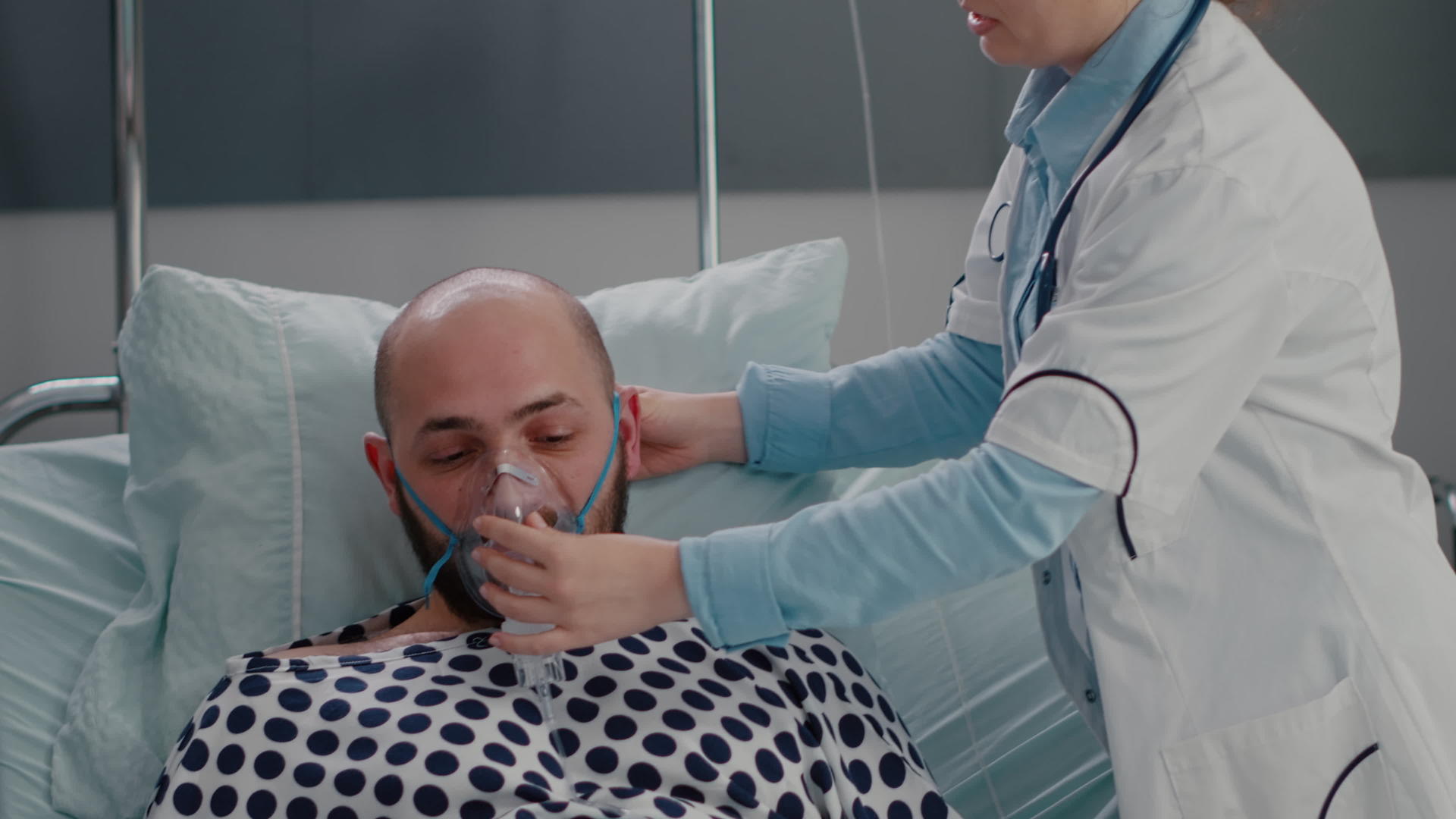 给病人放氧气罩视频的预览图