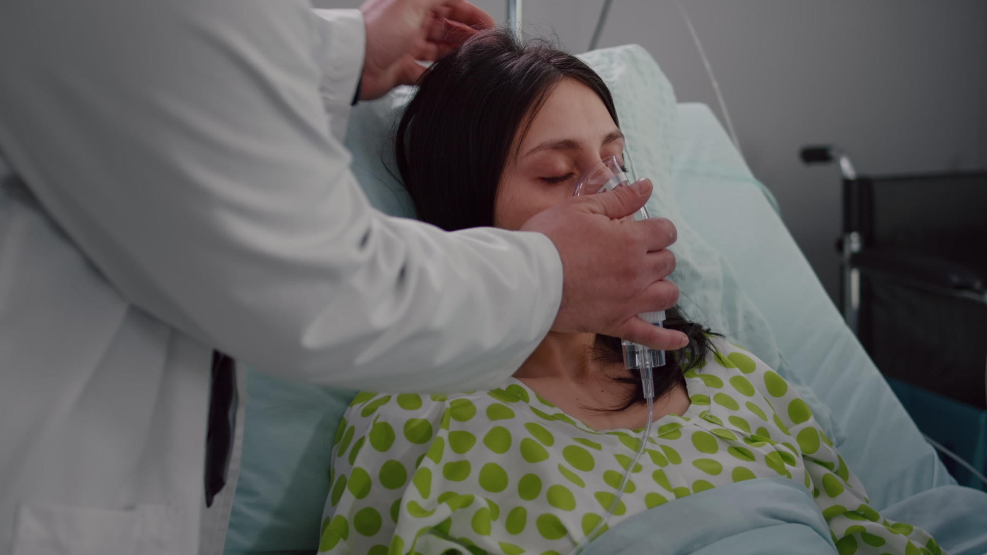 医生给生病的妇女戴上氧气面具视频的预览图