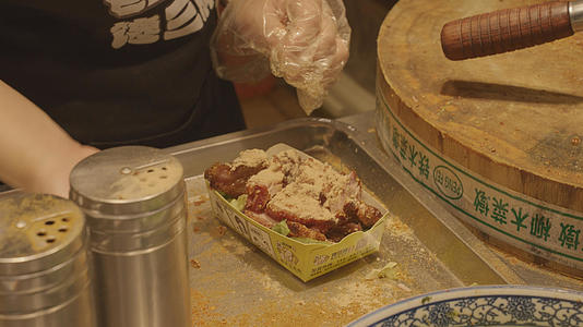 城市街头美食地方特色小吃排骨烹饪制作过程4k素材视频的预览图