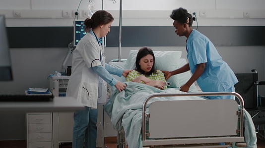 医疗队帮助生病的女性在突发疾病时上床睡觉视频的预览图