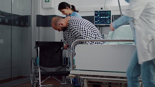 医疗队帮助腿部骨折患者坐在轮椅上视频的预览图