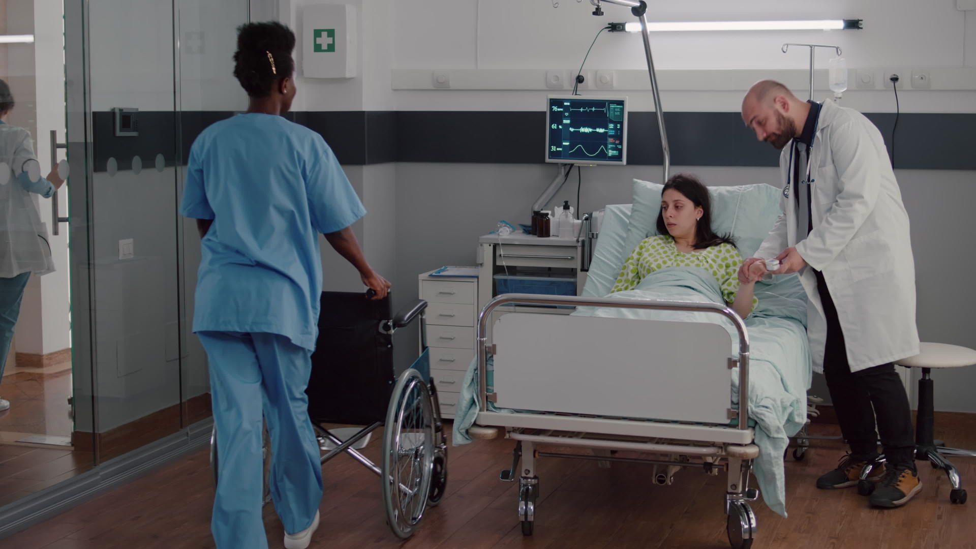 治疗师在医院病房医疗康复期间监测心脏脉搏视频的预览图