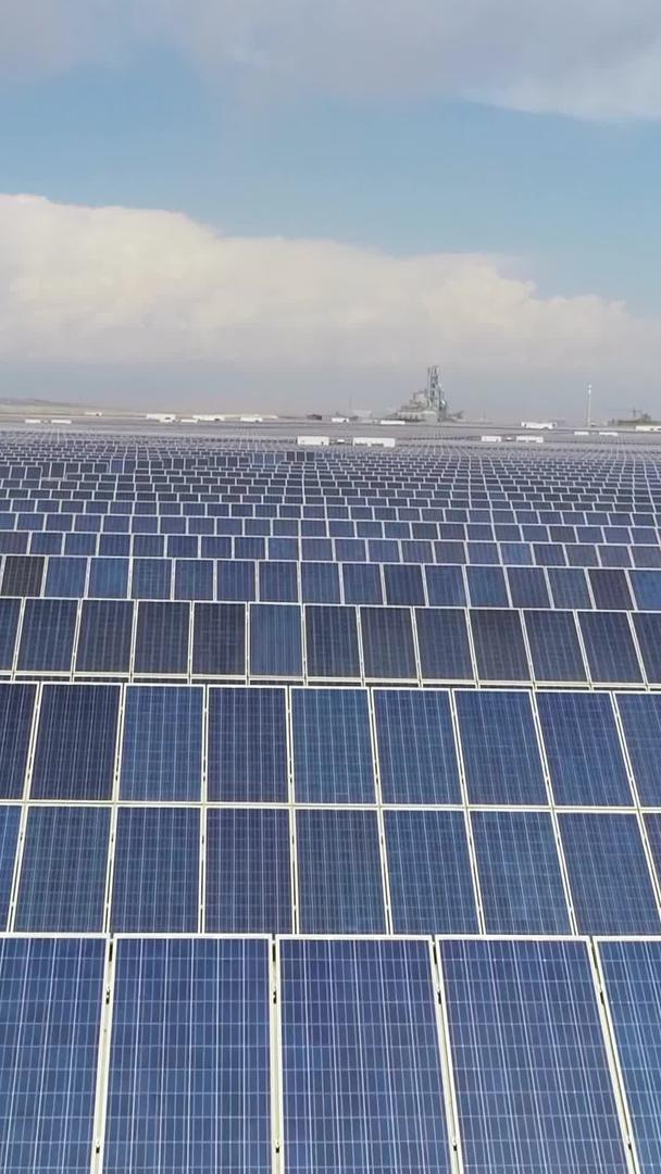 太阳发电航拍山光伏电站光伏新能源电站视频的预览图