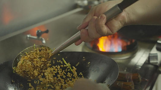慢镜头升格拍摄4k素材中餐炒饭烹饪过程视频的预览图