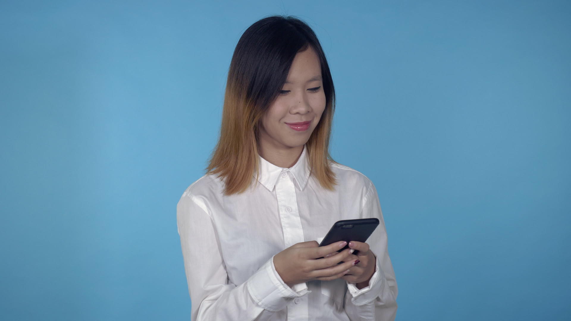 美丽的韩国女性使用智能手机视频的预览图