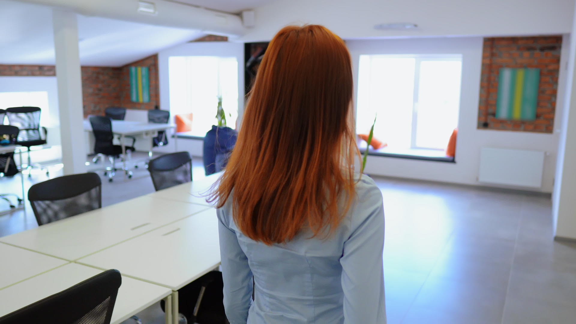 女性自信地走在工作空间的背面视频的预览图