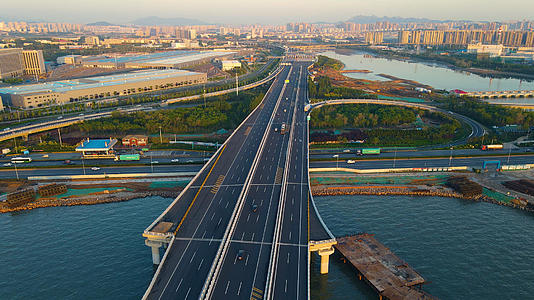 4k航拍跨海大桥城市交通视频的预览图