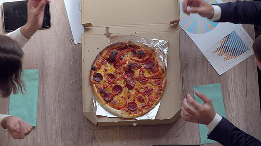 员工吃披萨视频的预览图