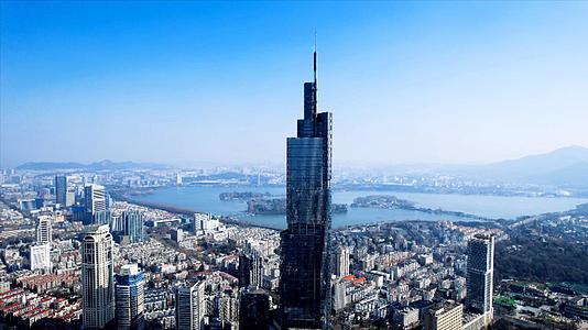 4K航拍南京紫峰大厦玄武湖景区南京城市天际线视频的预览图