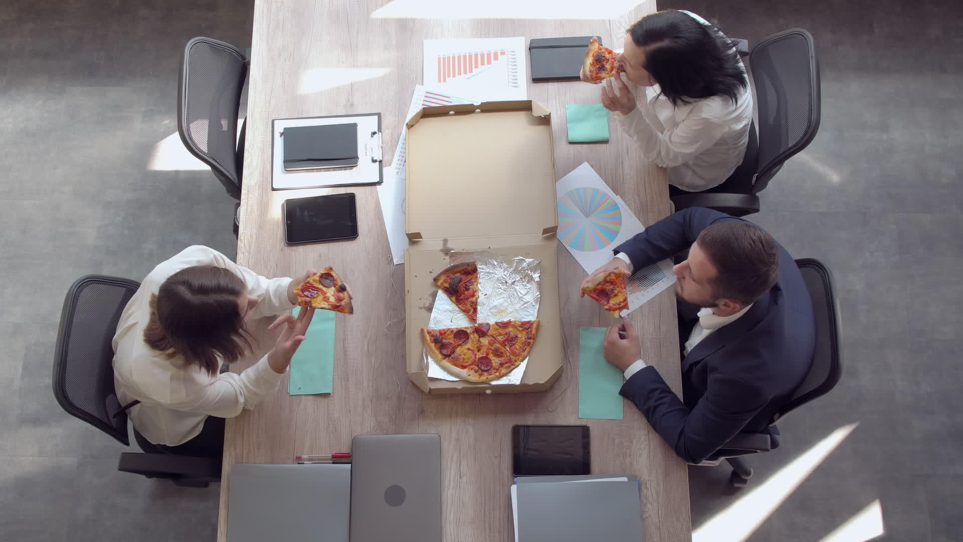 员工在工作时吃午饭视频的预览图