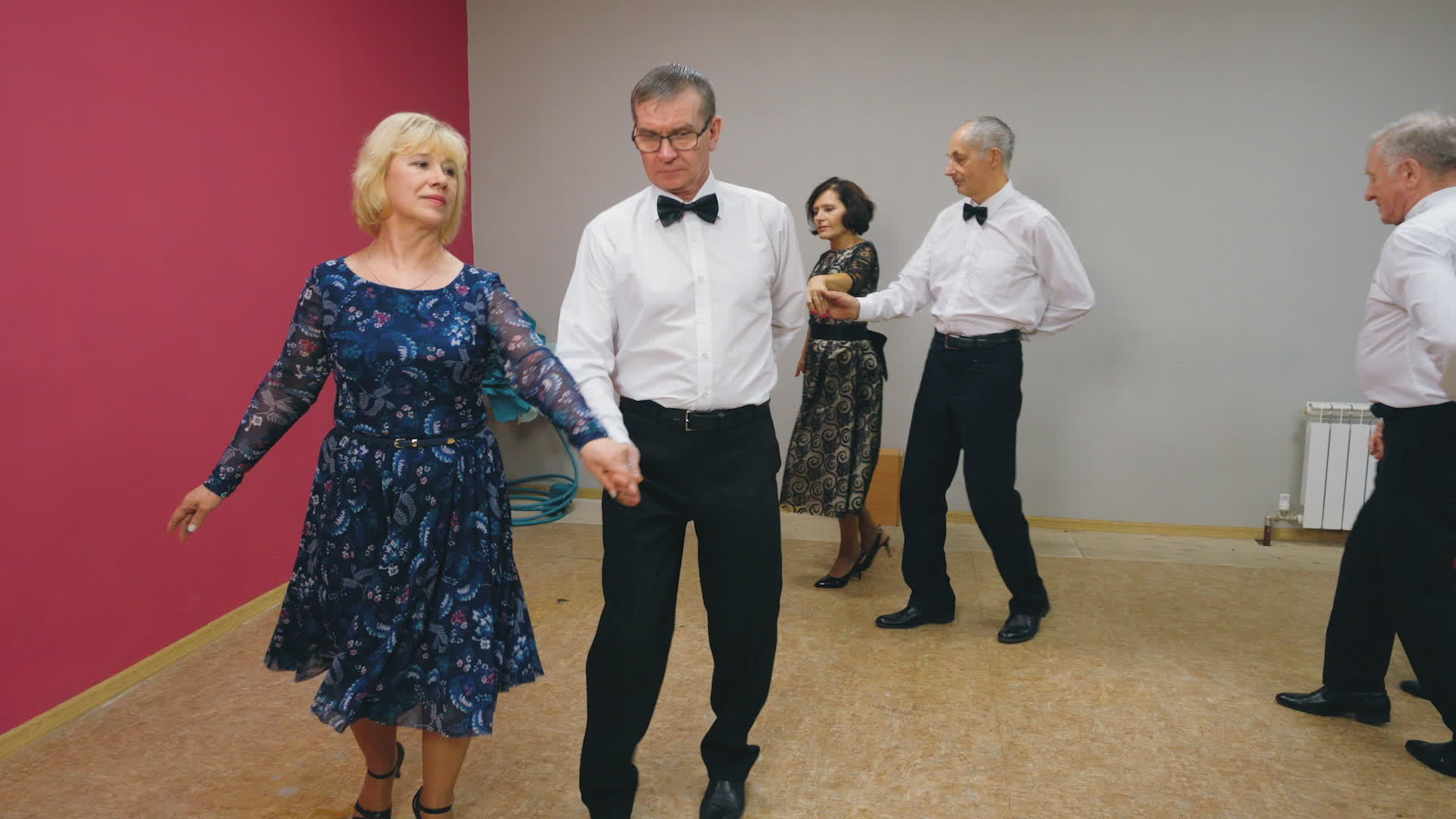 优雅的老人和他的妻子在波罗尼斯跳舞为老人举办舞蹈课视频的预览图