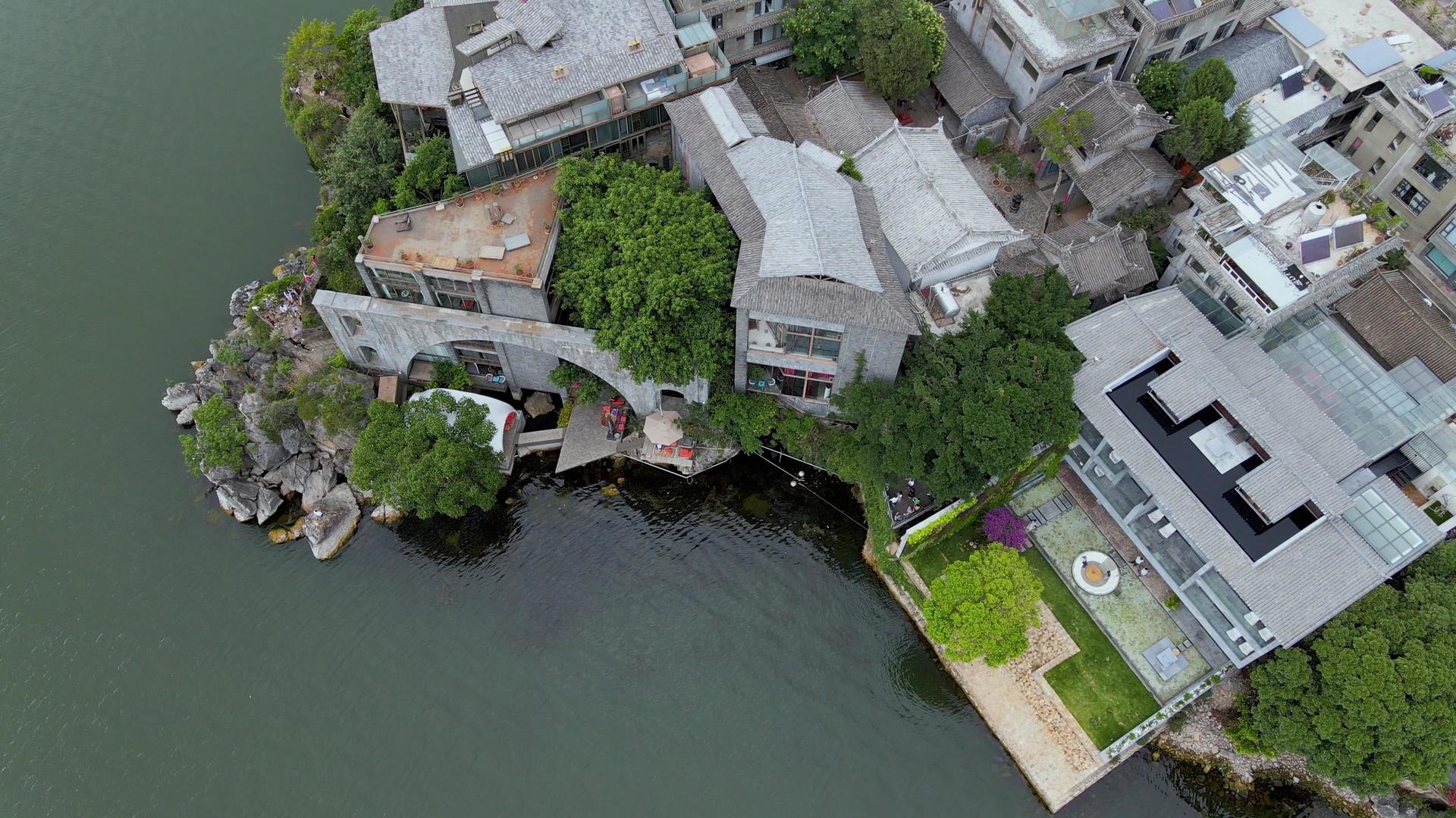 云南最美的房子杨丽萍的太阳宫航拍视频视频的预览图