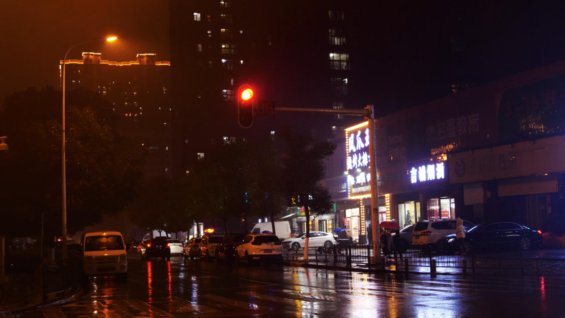 4K雨夜行车夜晚行驶车辆红绿灯视频的预览图