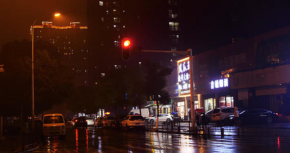 4K雨夜行车夜晚行驶车辆红绿灯视频的预览图