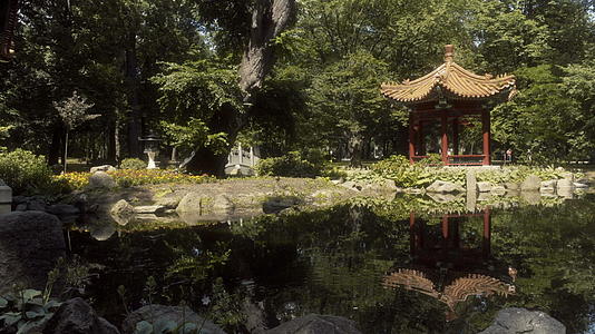 花园反映了皇家浴池公园的瓦锯视频的预览图