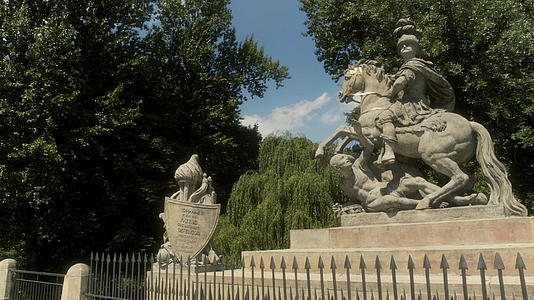 国王约翰三世皇家浴池花园雕像视频的预览图