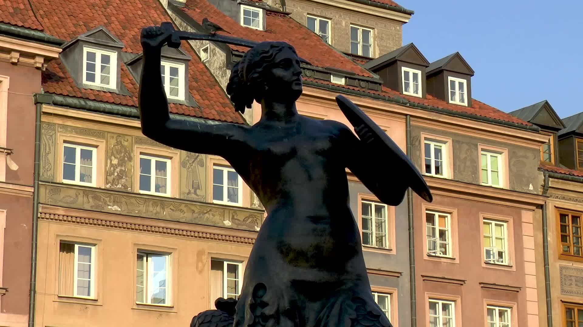 城市中的美人鱼战争雕像视频的预览图