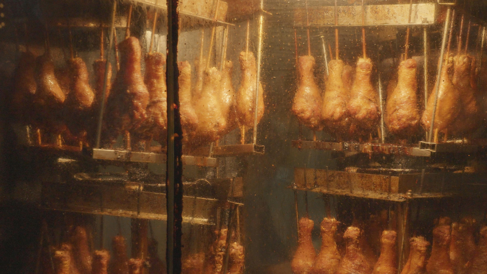 城市街头美食地方特色小吃密封烤房中的烤鸡腿制作过程4k素材视频的预览图
