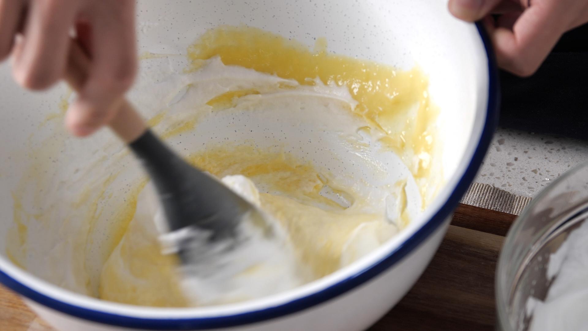 蛋清与蛋黄混合搅拌视频的预览图