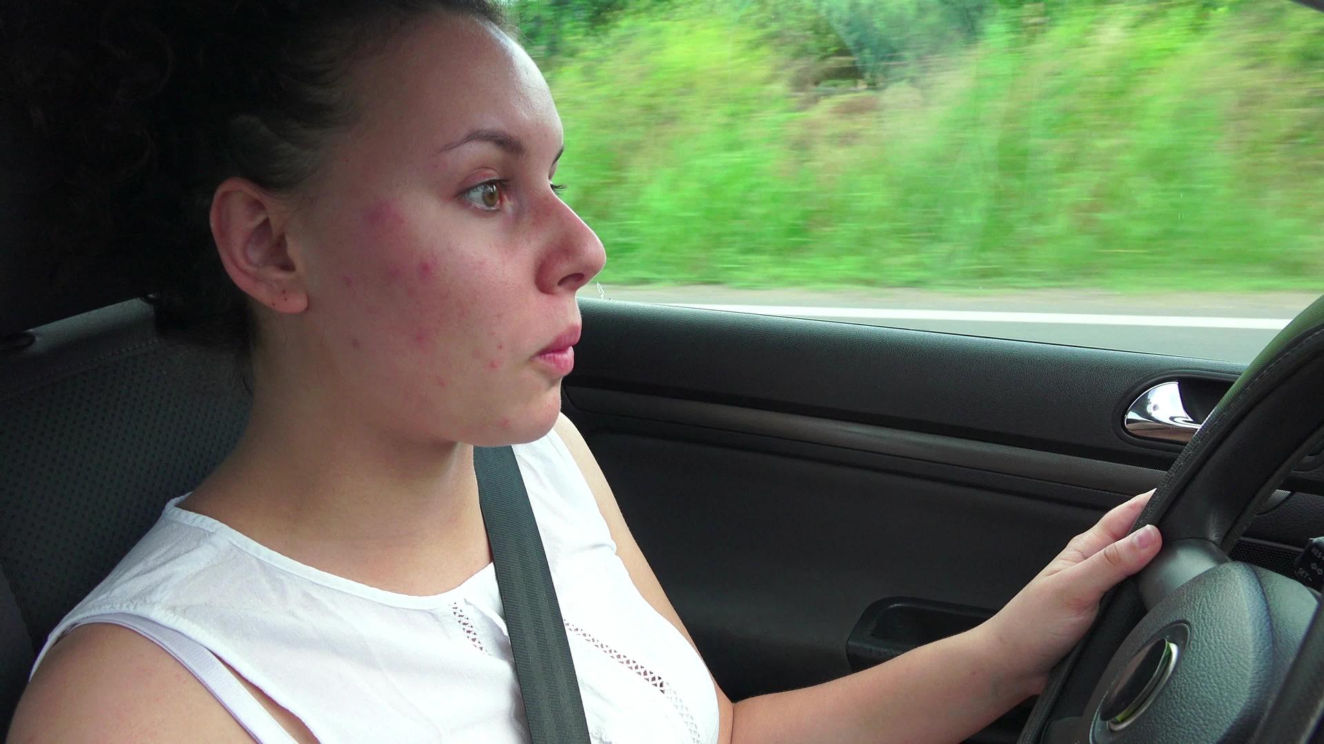 开车的年轻女性视频的预览图