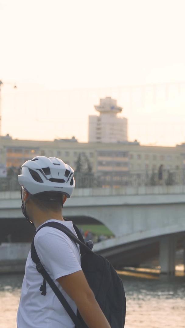 在城市户外骑行观赏风景拍照的游客视频的预览图