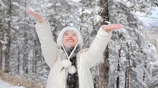 4K实拍冬季女孩对着镜头玩雪视频素材视频的预览图