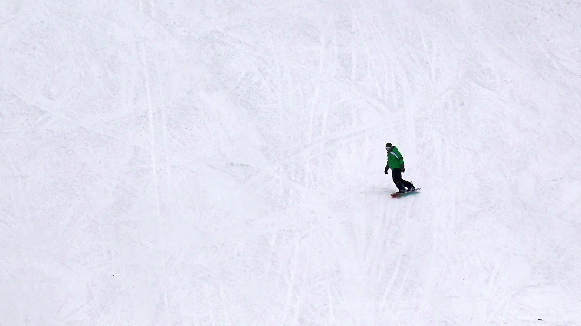 在高山上滑雪视频的预览图