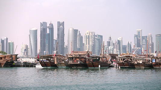 卡塔尔杜哈岛的大型帆船和摩天大楼视频的预览图