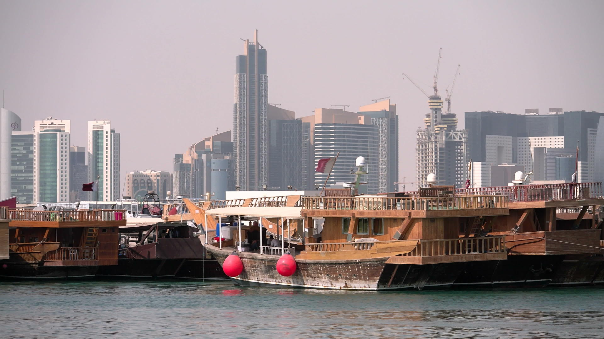 传统的单桅帆船和摩天大楼建在卡塔尔多哈视频的预览图