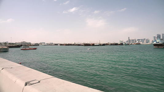 卡塔尔道哈角和天线的光谱视图视频的预览图