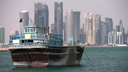 卡塔尔杜哈传统帆船和卡塔尔多哈摩天大楼视频的预览图
