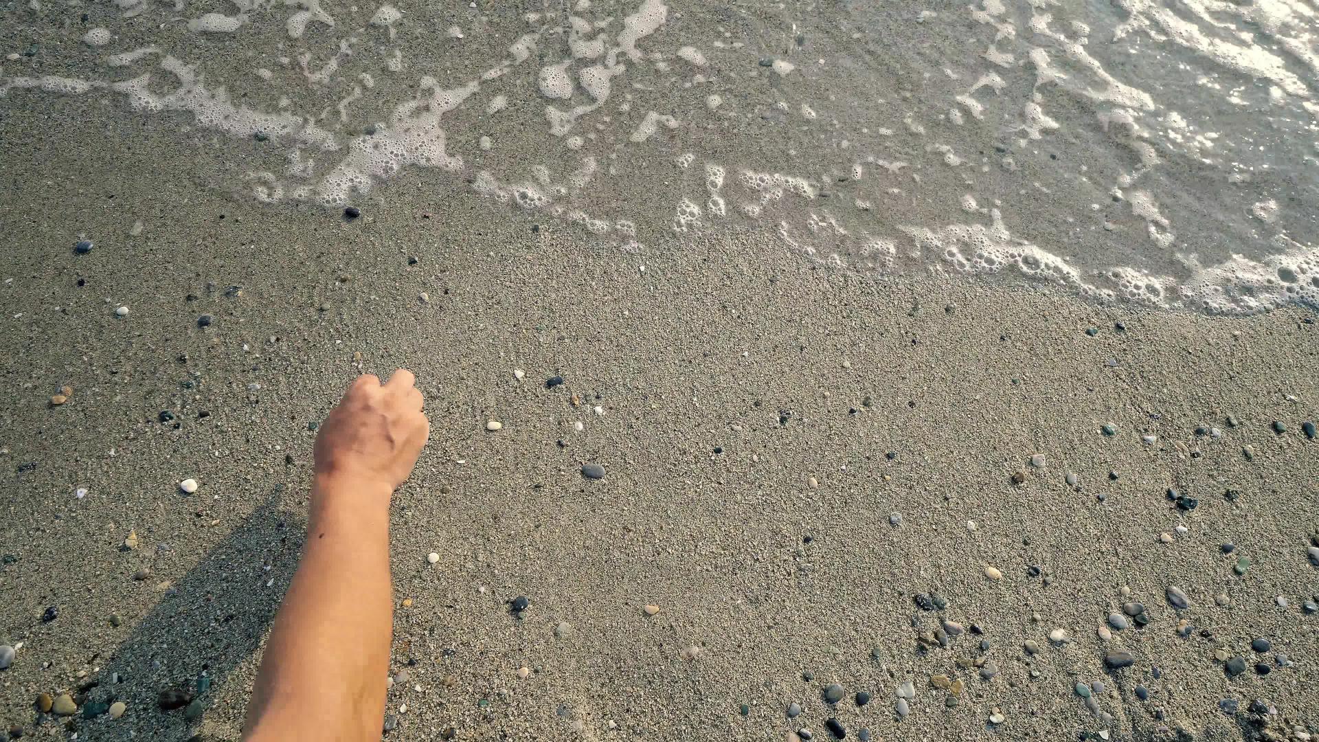海浪冲刷的海滩沙沙中的概念词视频的预览图