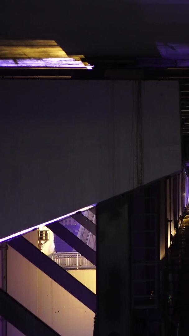 夜晚钢桥上经过的轨道车辆视频的预览图