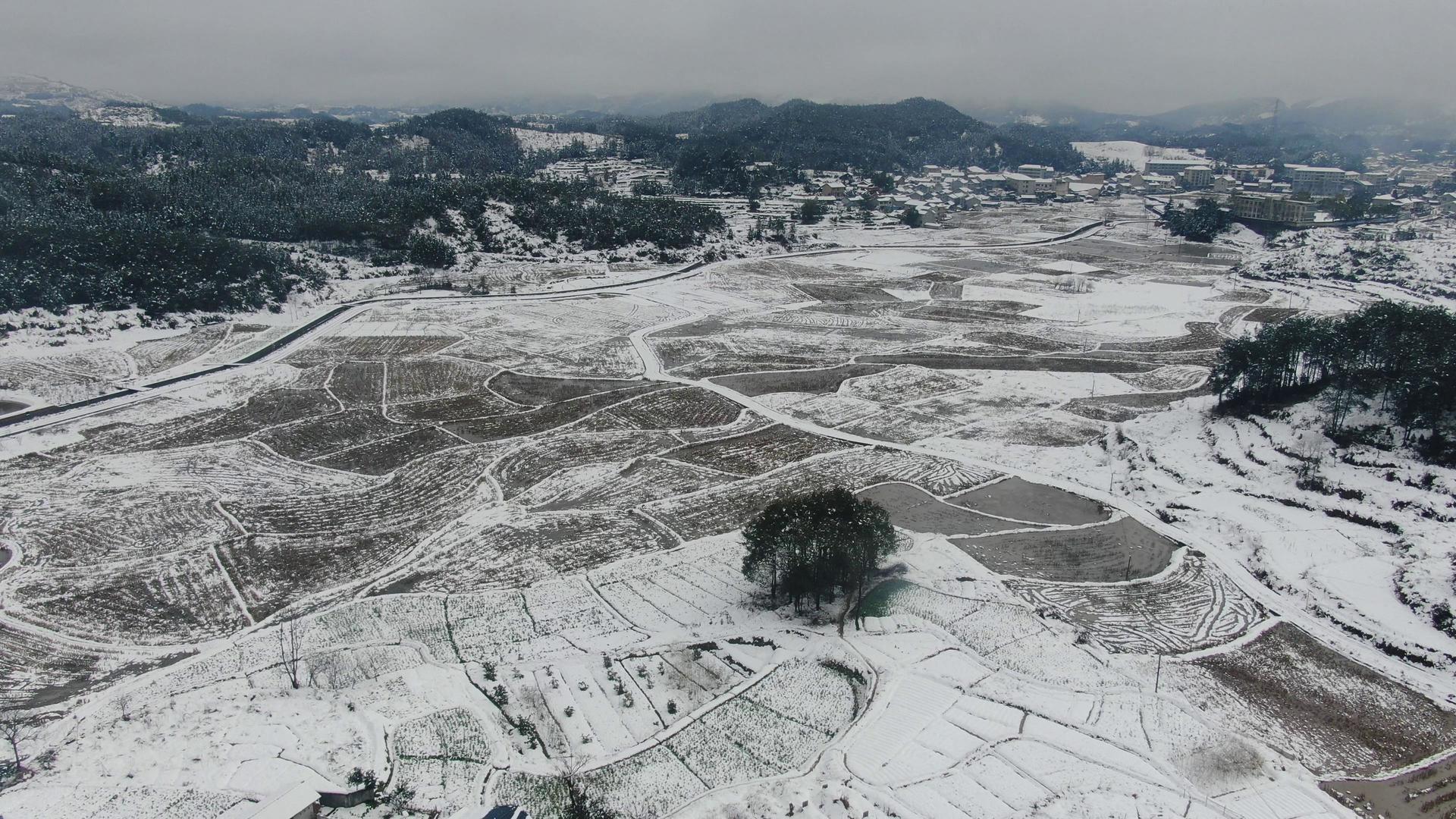 航拍山川丘陵农田冬天雪景视频的预览图